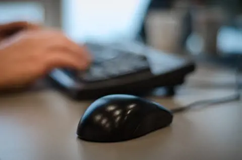 desk-computer-hand-working-bokeh-keyboard-960438-pxhere.com6_