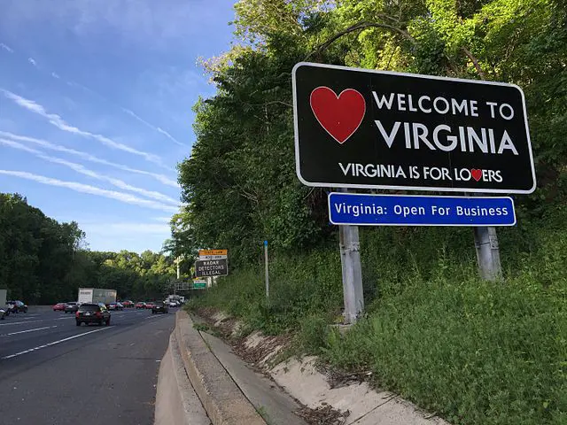 2015-05-14_07_16_15_Welcome_to_Virginia_sign_on_southbound_Interstate_495_Capital_Beltway_in_McLean_Virginia_0