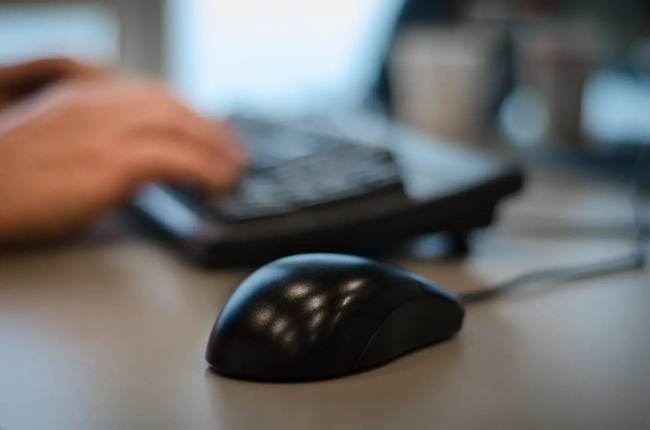 desk-computer-hand-working-bokeh-keyboard-960438-pxhere.com13