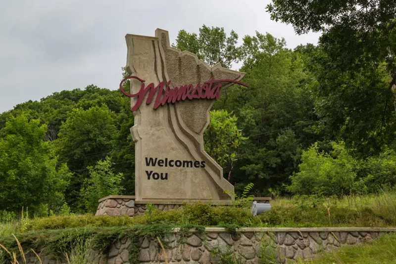 Minnesota_Welcome_Sign_-_Minnesota_Welcomes_You_-_Taylors_Falls_28269804891-scaled
